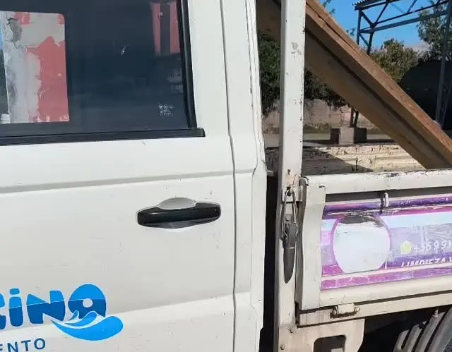 Camioneta de Azul Piscinas rotulada con el logo