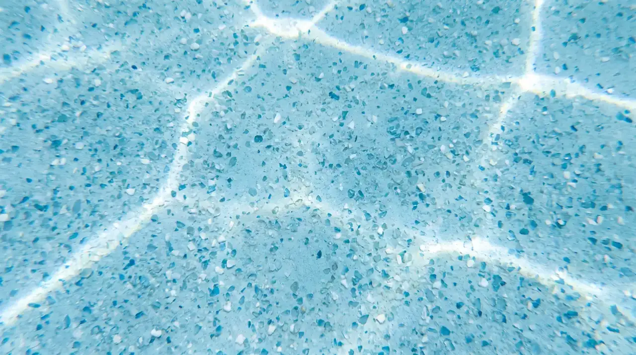 Detalle del acabado de cuarzo de un revestimiento Diamond Brite bajo el agua