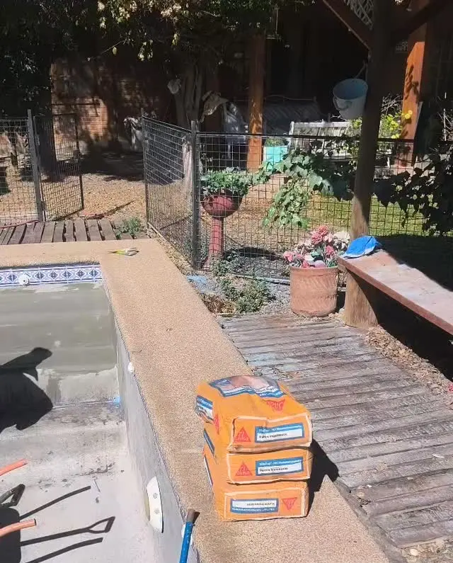 Piscina vaciada y en preparación antes de pintar